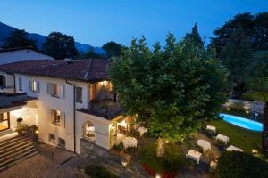 una vista aérea de una casa con piscina en Hotel Ascovilla Charming Hideway, en Ascona