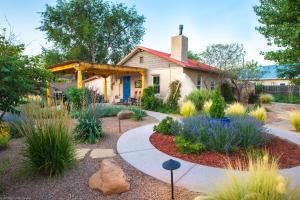 een tuin voor een huis bij Casa La Huerta in Albuquerque