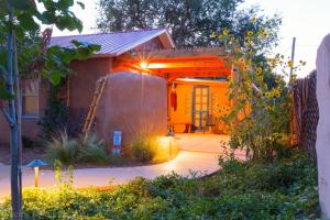 een huis met een observatorium in de voortuin bij Casa La Huerta in Albuquerque