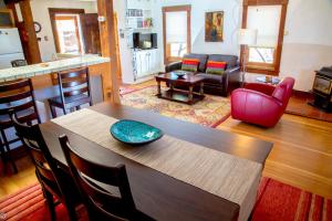 een keuken en een woonkamer met een tafel en stoelen bij Casa La Huerta in Albuquerque