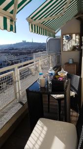 een tafel en stoelen op een balkon met uitzicht bij PLEIN SUD Terrasse Panoramique Garage Netflix Climatisation in Lyon