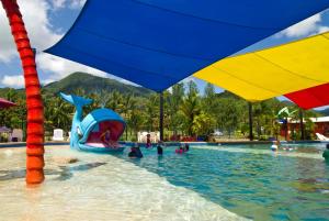 Piscina de la sau aproape de Ingenia Holidays Cairns Coconut