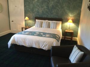 een hotelkamer met een bed en een stoel bij Moraydale Guest House in Elgin