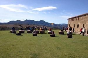 un gruppo di persone che si aggirano intorno alle balle di fieno in un campo di Sa Perafita - MF a Cadaqués