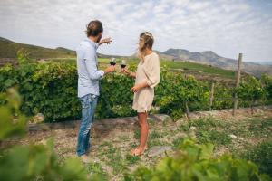 un uomo e una donna in piedi di fronte a un vigneto di Sa Perafita - MF a Cadaqués