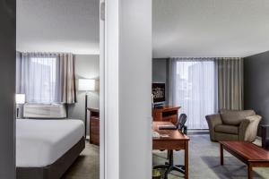 Ліжко або ліжка в номері Hotel Faubourg Montreal Centre-Ville Downtown