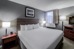 Ліжко або ліжка в номері Hotel Faubourg Montreal Centre-Ville Downtown