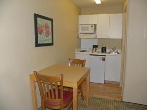 A kitchen or kitchenette at Extended Stay America Suites - Albuquerque - Airport