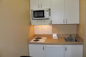 A kitchen or kitchenette at Extended Stay America Suites - Albuquerque - Airport