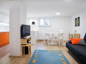 Een TV en/of entertainmentcenter bij Apartments Your Colourful Ljubljana Home
