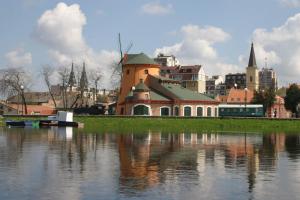 een groot gebouw naast een waterlichaam bij Apartments Soleado in Pančevo