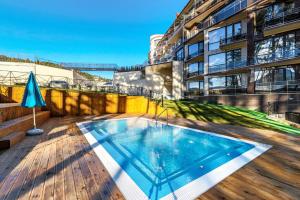 ein Pool auf dem Dach eines Gebäudes in der Unterkunft SPA Hotel Infinity Park Velingrad in Welingrad