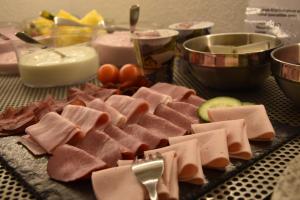 een tafel met vlees, kaas en fruit bij Hotel Cabana in Grindelwald