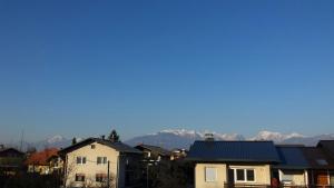 un gruppo di case con montagne sullo sfondo di Apartma Rodica a Domžale