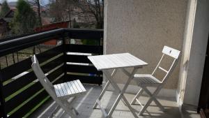 un tavolo e 2 sedie seduti su un balcone di Apartma Rodica a Domžale