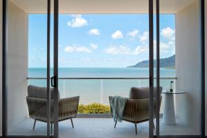 Cette chambre offre une vue sur l'océan. dans l'établissement Crystalbrook Riley, à Cairns