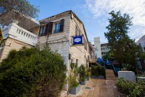 un edificio con un cartello blu sul lato. di City Port Hotel a Haifa