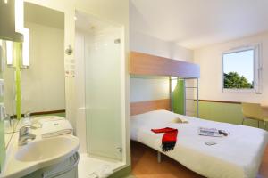 Kylpyhuone majoituspaikassa Hotel Ibis Budget Cosne Sur Loire