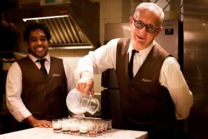 twee mannen staan in een keuken drankjes te bereiden bij Hotel Flora in Venetië