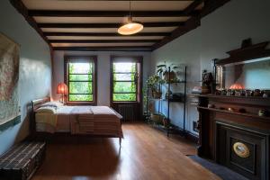 een slaapkamer met een bed en een open haard bij The Harlem Flophouse in New York