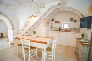 Una cocina o kitchenette en Trullo Essenza-Trulli Antì Charme & Relax