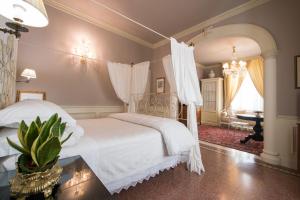 Una cama o camas en una habitación de Villa Le Magnolie