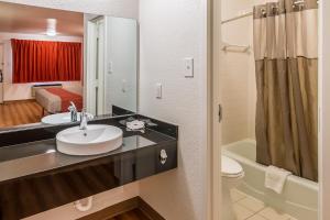 Motel 6-Arlington, TX - UTA tesisinde bir banyo