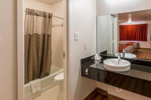 Motel 6-Arlington, TX - UTA tesisinde bir banyo