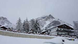 Grazioso appartamento in casa di montagna a San Vito di Cadore בחורף