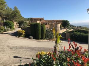 une maison assise au sommet d'une colline à côté d'une allée dans l'établissement Montserrat La Calsina, à Monistrol de Montserrat