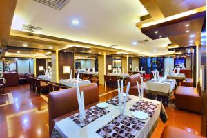 Un restaurant u otro lugar para comer en Trichur Towers