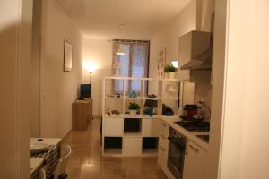 a small kitchen with a stove and a window at Casa Palladio in Vicenza