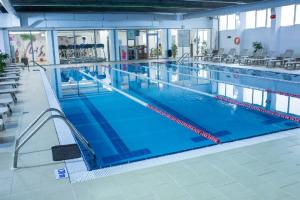 The swimming pool at or close to Hotel Moldova