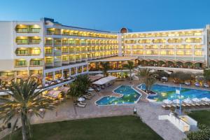 Majoituspaikassa Constantinou Bros Athena Royal Beach Hotel tai sen lähellä sijaitseva uima-allas