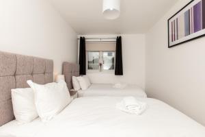 Una cama o camas en una habitación de Dunfermline - Premium Two Bedroom Apartment - KW