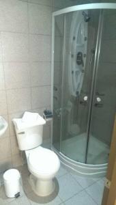 Hotel con C tesisinde bir banyo