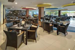 A restaurant or other place to eat at Hotel Neo Palma Palangkaraya by ASTON