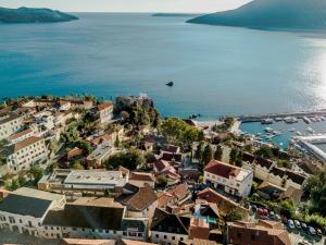 een luchtzicht op een stad naast het water bij Apartments Master 5 in Herceg-Novi