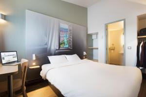 Giường trong phòng chung tại B&B HOTEL Lyon St Priest