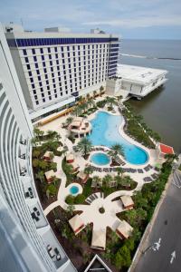 z góry widok na ośrodek z basenem w obiekcie Hard Rock Hotel & Casino Biloxi w mieście Biloxi