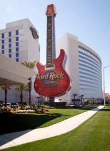 Znak dla hotelowego kasyna z gitarą w obiekcie Hard Rock Hotel & Casino Biloxi w mieście Biloxi