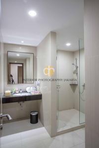 A bathroom at Orchardz Hotel Bandara