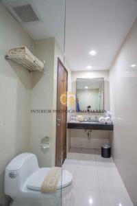 A bathroom at Orchardz Hotel Bandara