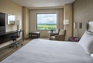 um quarto de hotel com uma cama, uma secretária e uma janela em Hyatt Regency Pittsburgh International Airport em Clinton