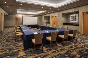 uma grande sala de conferências com uma mesa longa e cadeiras em Hyatt Regency Pittsburgh International Airport em Clinton