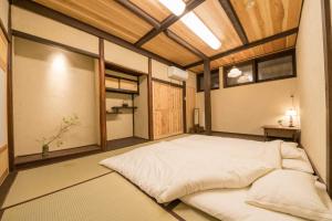 ein Schlafzimmer mit einem großen Bett in einem Zimmer in der Unterkunft Kyoto style small inn Iru in Kyoto