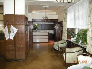 un soggiorno con cucina e una sala da pranzo di Hotel Merkur Garni a Zwickau