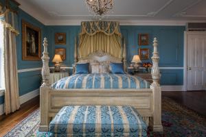 Кровать или кровати в номере The Chanler at Cliff Walk