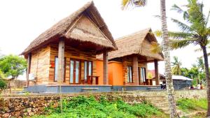 uma pequena casa de madeira com telhado de palha em Batang Golden Hills em Nusa Penida