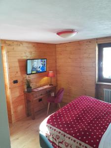 1 dormitorio con 1 cama y escritorio con ordenador en B&B Gressoney, en Gressoney-la-Trinité